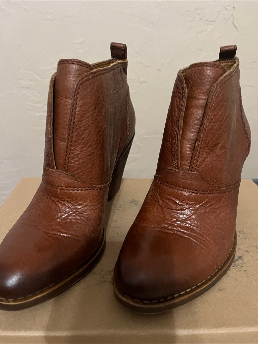 Lucky Brand Chestnut Brown Leather Ankle Booties. 2” Heel
Size women’s 6.5 M